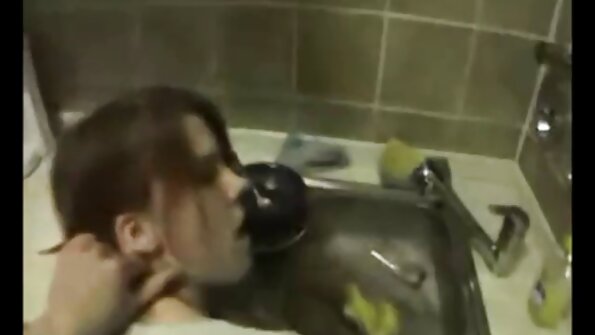 Cougar Giselle Palmer szenvedélyesen szar a anya fia pornó videó medence mellett